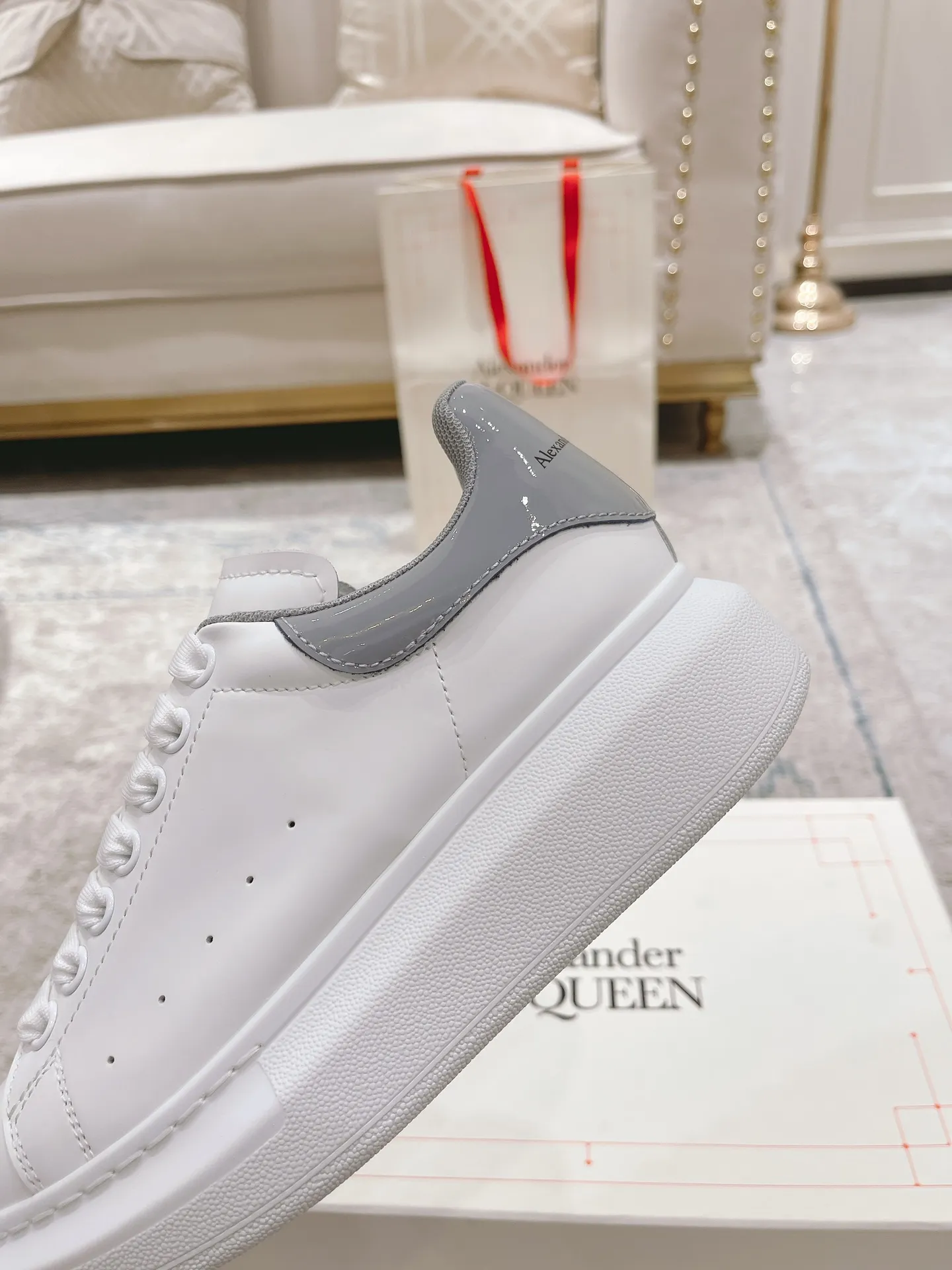 👟👟Ex-factory price 480👟👟 Alexander McQ•ss white shoes, McQueen has been making it for 5 years in a row, the latest upgrade is in sync with the counter...🈶McQueen MCQ has always been exclusive in the molded fabric material, I can't put it down, the correct version, the fit is absolutely wonderful, and the comfort is super. My company is not the first to ship out large quantities of goods, but what I give you is always the nicest goods, and I make the best quality with my heart! 👑McQueen Spring, Summer, Autumn and Winter...✔Classic + Fashionable + Versatile + Atmosphere + Elegant + Tasteful🈵🈵Celebrity first choice, one of the must-haves, many colors to choose from✔✔✔ 1⃣Fabric: Exclusive molded beige imported silk cowhide Upper imported custom anti-fouling. T👟👟Ex-factory price U+👟👟Ex-factory price U anti-yellowing. Super temperament 2⃣Inner lining: Imported A-grade water-dyed sheepskin (the price is the same as cowhide lining) 3⃣Outsole: Counter original molded rubber T👟👟factory price U outsole Thick sole design about 4.5cm Men's and women's abrasive lasts are different 4⃣With original counter publication (original off-white shoe box. Cloth bag. Handbag. Closed Qualification certificate 1:1 mold opening 4-piece set. Comes with a pair of shoelaces 👫Men and women couples size: female 35-40 male 39-44